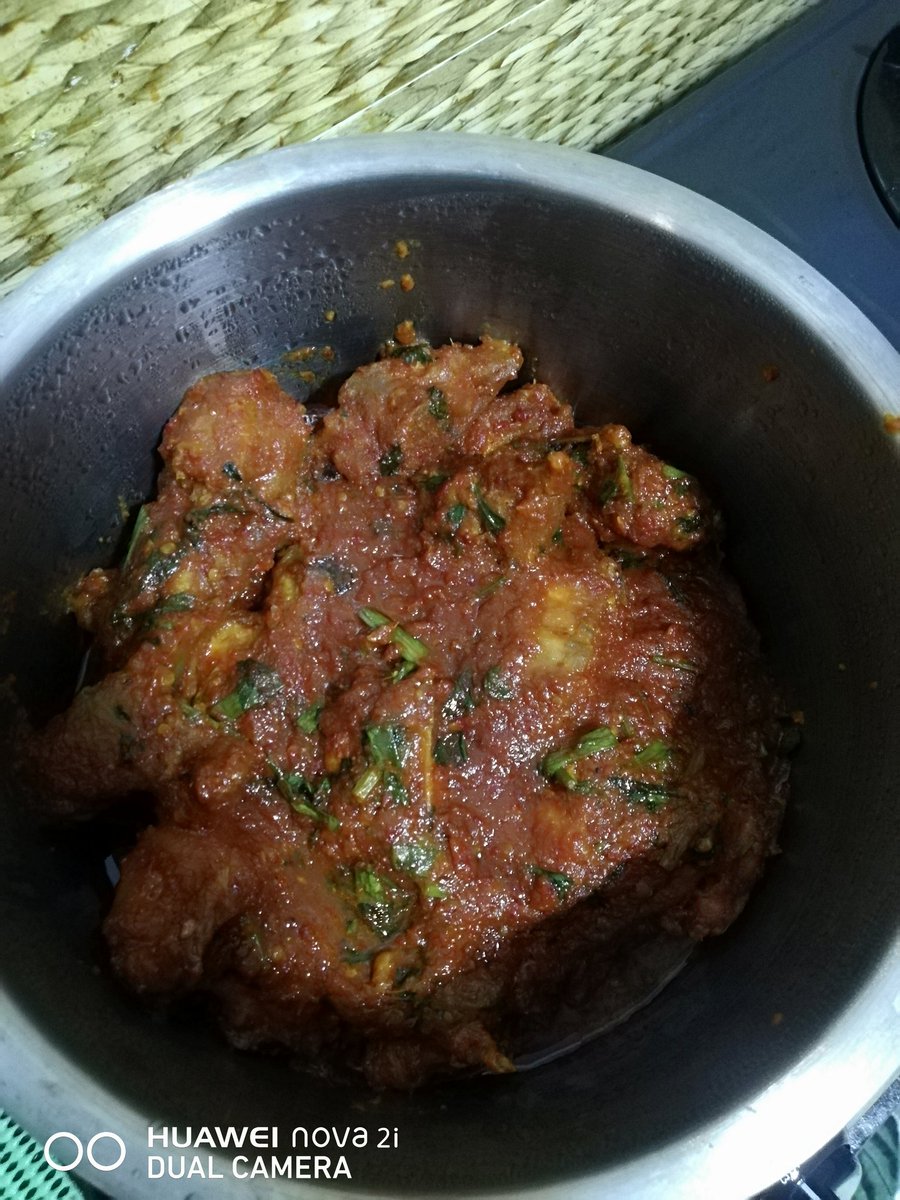 afnan9592's tweet photo. Done rendang ayam dan ayam masak merah untuk makan ngan nasi minyak nanti. 😘 https://t.co/xawL9juqCX