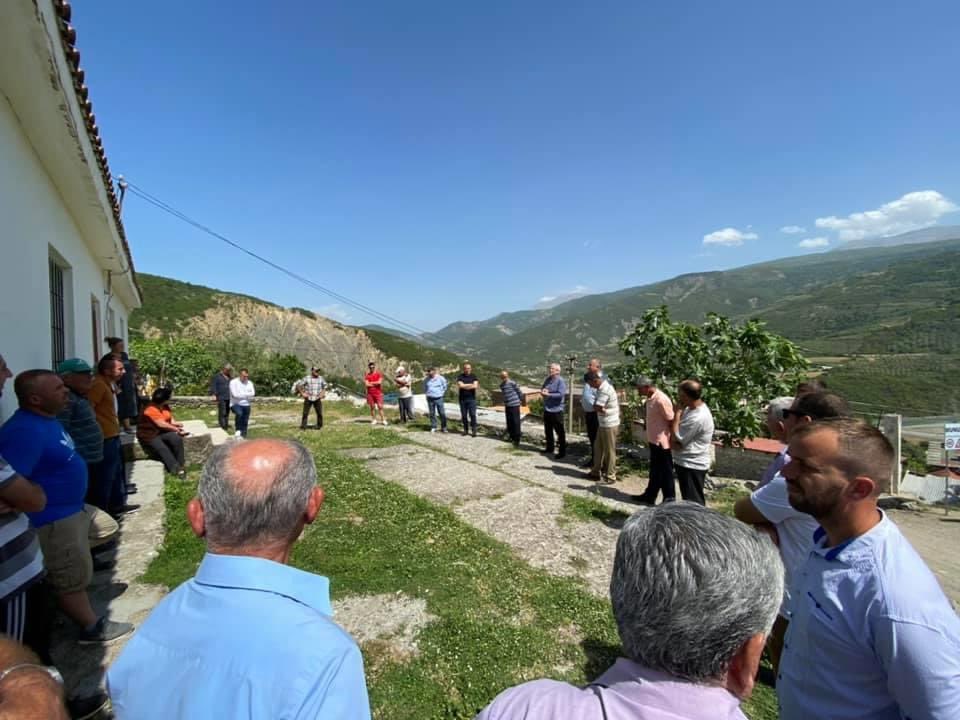 KalluciEljo's tweet photo. Llogaridhënia me njerëzit! 
#PsSkrapar ✊
#fshatiMunushtir https://t.co/imvMH38yfk