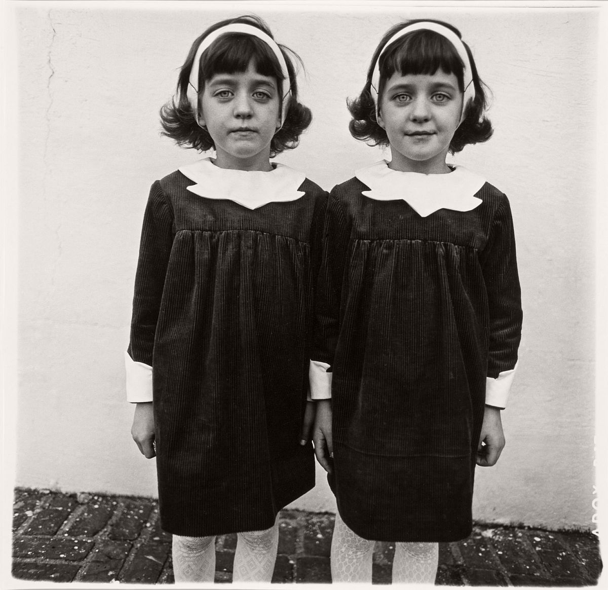Entre las inspiraciones artísticas de EL RESPLANDOR, destaca el paralelismo entre la obra 'Identical Twins, Roselle, New Jersey, 1967' de Diane Arbus y las gemelas siniestras del Overlook, pese a que Kubrick estudió con la fotógrafa, muchos creen que el parecido es coincidencia.