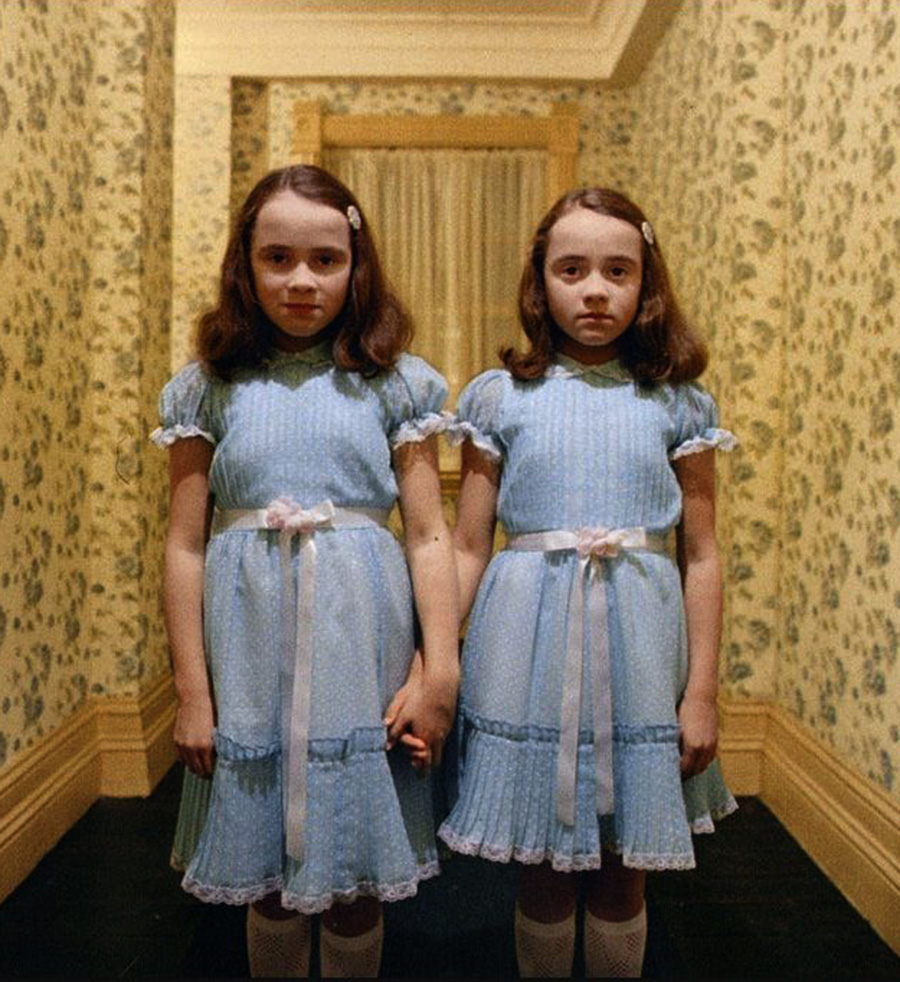 Entre las inspiraciones artísticas de EL RESPLANDOR, destaca el paralelismo entre la obra 'Identical Twins, Roselle, New Jersey, 1967' de Diane Arbus y las gemelas siniestras del Overlook, pese a que Kubrick estudió con la fotógrafa, muchos creen que el parecido es coincidencia.