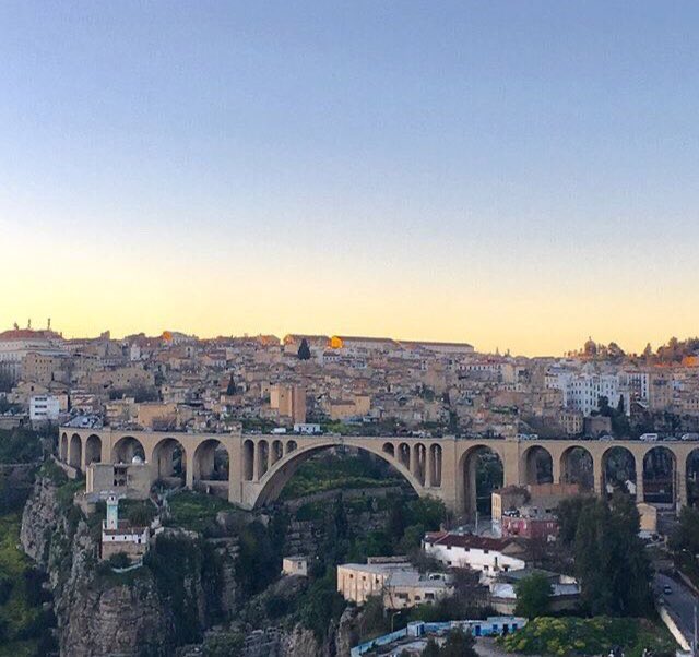 Thread sur Constantine: Ville d’Algerie en arabe Qsentina. Anciennement Cirta, capitale de la Numidie de 300 av JC à 46 av JC, Ensuite Constantine sous l& #39;empereur Constantin Ier depuis 313. Ajd considère comme capitale de l’est