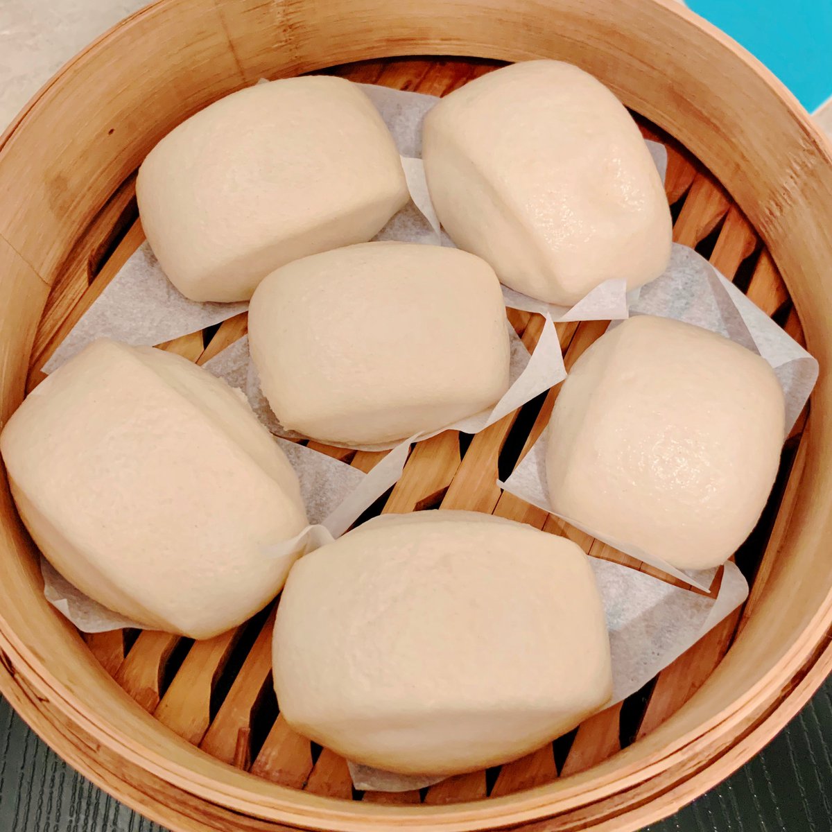 kiwigummy's tweet photo. 之前沖茶走仲有啲練奶淨,於是大廚就搓咗啲饅頭用嚟沾,妹仔大過主人。😅
#MadeEverythingFromScratch
#在加港生活 https://t.co/J5biyNUNJv
