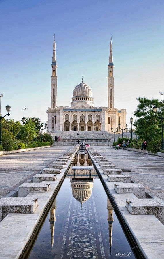 La grande Mosquée Emir AbdelkaderJ’habite juste en face je peux même pas vous expliquer la merveilleuse vue que j’ai et quand j’entend l’adhan