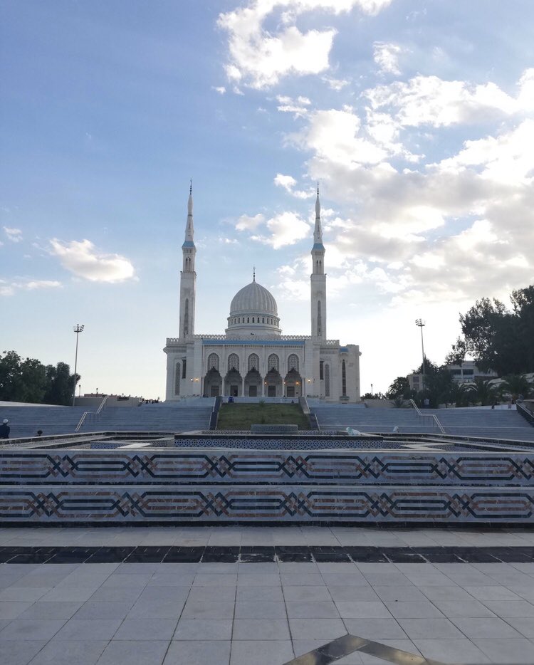 La grande Mosquée Emir AbdelkaderJ’habite juste en face je peux même pas vous expliquer la merveilleuse vue que j’ai et quand j’entend l’adhan