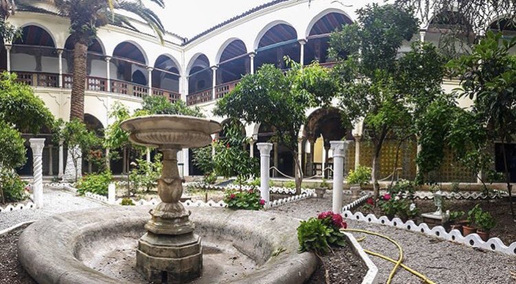 Palais Ahmed Bey avec une merveilleuse architecture ottomane. Tellement beau quand c’est la saison des fleurs