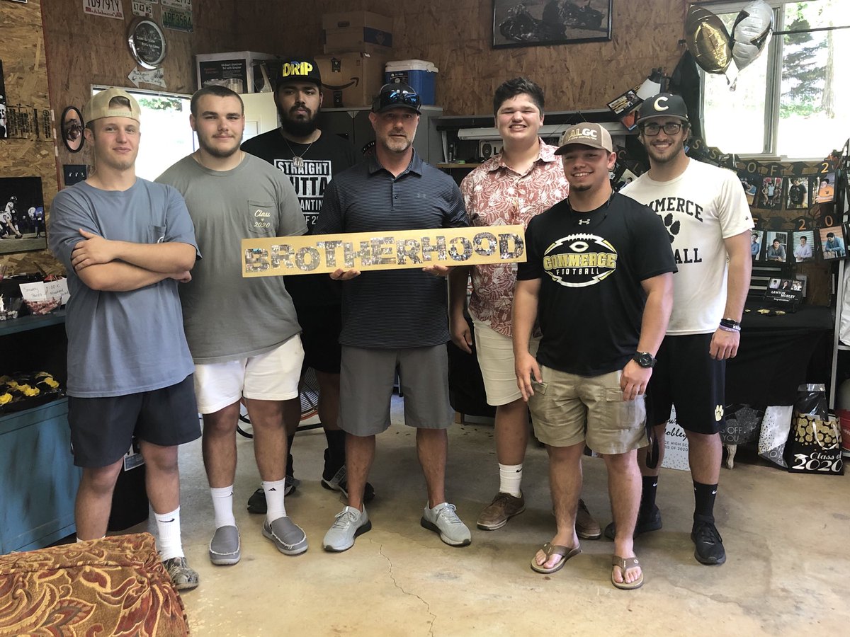 jhsmdb's tweet photo. Lots of good memories with you boys! Thanks for the gift... Looking forward to seeing your success in your next journey in life!#Brotherhood https://t.co/YOrRAeOYUE