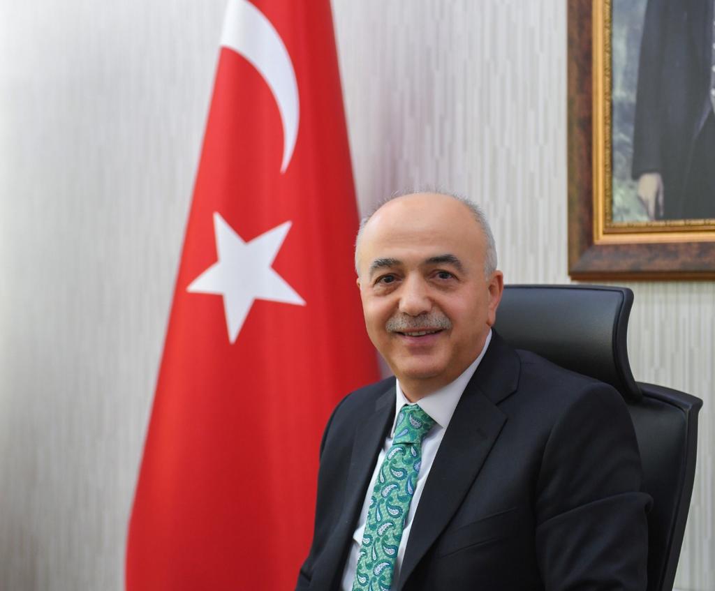 mebhbogm's tweet photo. İçinde bulunduğumuz bu zor şartların bir an önce düzelerek; başta memleketimiz ve tüm insanlığın bulaşıcı hastalıktan kurtulacağı aydınlık yarınlarımız olması dileğiyle, Ramazan Bayramınızı en kalbi duygularımla mutlu ve huzurlu nice güzel bayramlar geçirmenizi temenni ediyorum. https://t.co/dHLZVMUG43