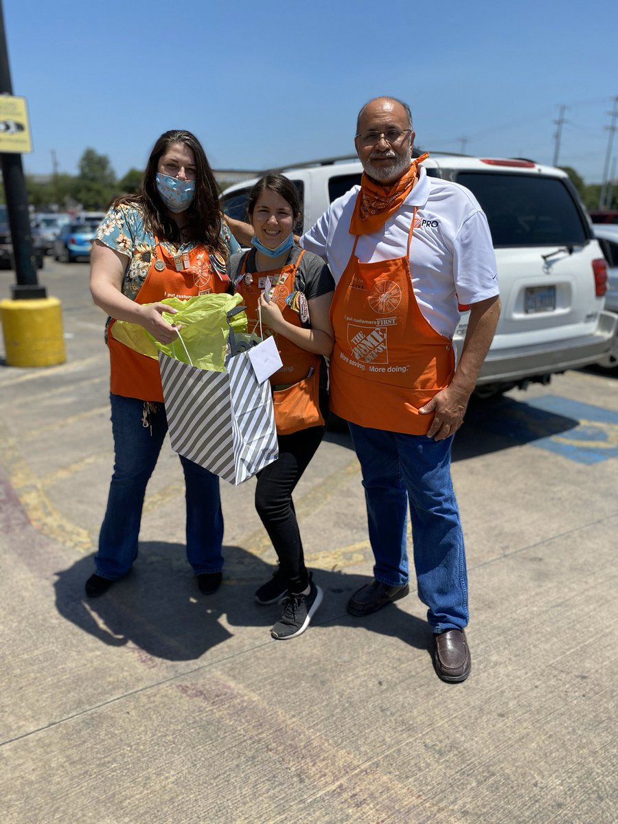 Cloeratorres's tweet photo. Congrats to our Graduate 👩🎓 🎓 🎉 🎈 Érica (Little G) you’ll be truly missed. #frontlineworkers #graduate #hdrocks #SunsetHD @bsb823 @steph24thomas @Marcos_THD https://t.co/JXNp3ZVFnl