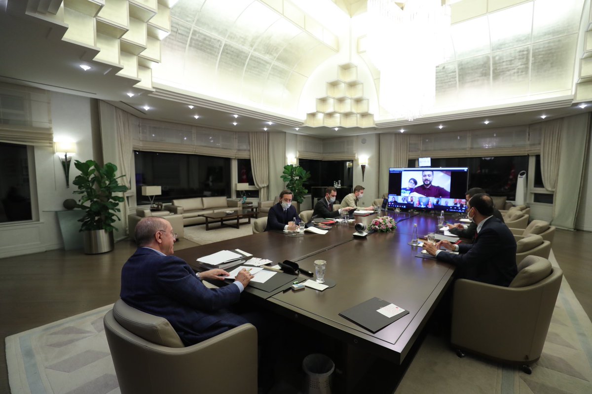 RTErdogan's tweet photo. Gecenin sabaha eriştiği bu saatlerde de devam eden çalışmalarımızın arasında @Akparti'mizin fedakar mensuplarıyla bayramlaşıyor, hasbihal ediyoruz. 

Yüreğinde memleket aşkıyla çalışan tüm kardeşlerimin, aziz milletimizin her bir ferdinin Ramazan Bayramı mübarek olsun. https://t.co/p1q3bct6ob