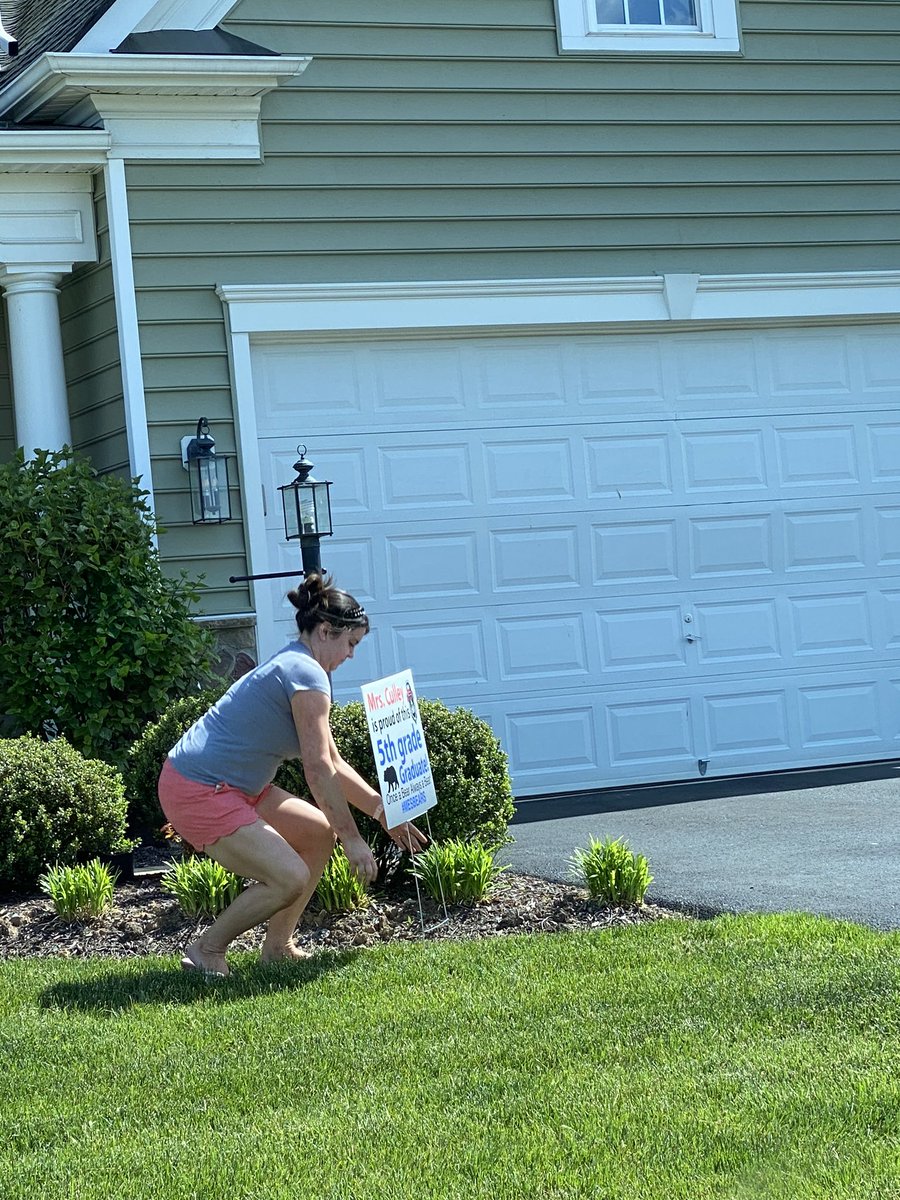 CulleyCrew's tweet photo. That’s a wrap! All signs have been delivered! I even saw a few of my sweet students from a distance of course! #CulleyCrew #5thgradeisthebestgrade #proudteacher @AnneEMoncureES https://t.co/rAR8VoNTnk