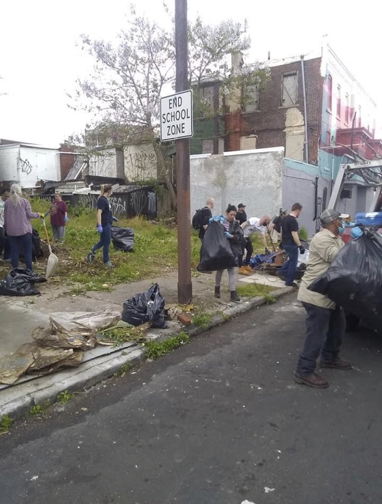 AmericanCleanup's tweet photo. Thank you to everyone who showed up today for #PhillyCleanup2
What our country needs more than ever is LOVE & COMMUNITY.
We felt that today in Philly 🙏♥️🇺🇸
#AmericanCleanup #PhillyCleanup2 #AmericansHelpingAmericans #BeingTheChangeWeWantToSee #NotBlackNotWhiteAmerican https://t.co/OUbeeJrQnG