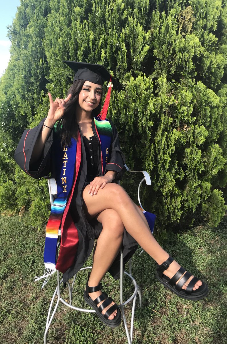 _dumpsterwitch's tweet image. B.S. Radio-TV-Film🎬
B.S. Advertising🤘
🎓
First-Generation💫
Moody Dean’s Scholar
Presidential Scholar
Studied Abroad in Costa Rica🦋
Set an RTF studio on fire🔥

That’s a wrap, babyyyy✨
#UTGrad20 #UTFirstGenGrad
