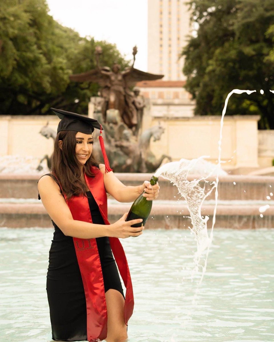 _dumpsterwitch's tweet image. B.S. Radio-TV-Film🎬
B.S. Advertising🤘
🎓
First-Generation💫
Moody Dean’s Scholar
Presidential Scholar
Studied Abroad in Costa Rica🦋
Set an RTF studio on fire🔥

That’s a wrap, babyyyy✨
#UTGrad20 #UTFirstGenGrad