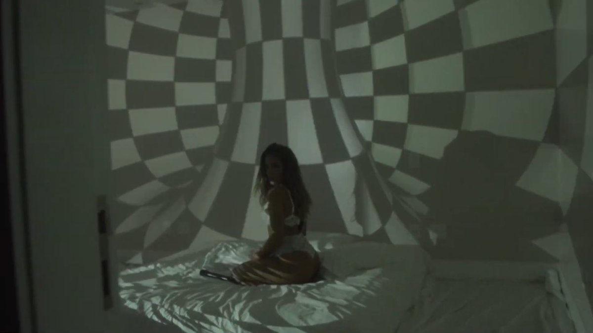 guixty's tweet photo. parece vários clipes diferentes, mas é só a anitta entregando tudo em uma live.. conceito, coesão e aclamação é o nome #AnittaLatinosUnidos https://t.co/lUYvbqhuSf