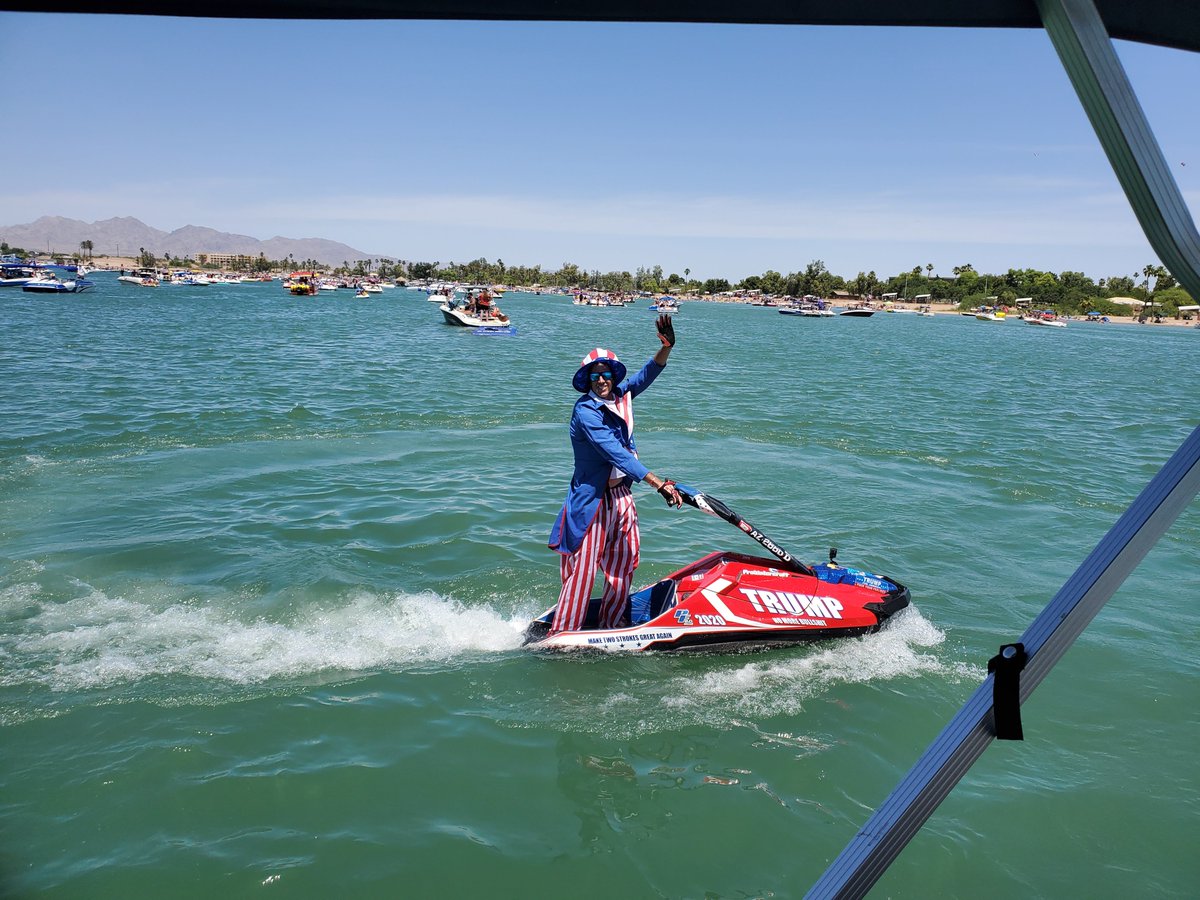Mommas_Favorite's tweet photo. Lake Havasu Loves Trump!! #Trump2020 #Prowatercraft #KMGRacing https://t.co/7LVSArxAOq