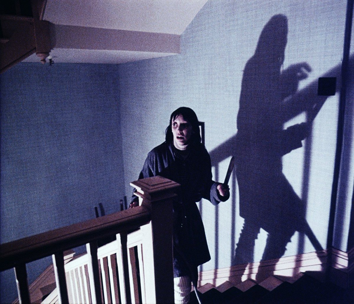 Kubrick utiliza EL RESPLANDOR para hacer una mirada al cine de terror en su conjunto, empezando con el cine expresionista alemán, con ecos a las sombras de NOSFERATU (1922) de F.W. Murnau nada casuales.