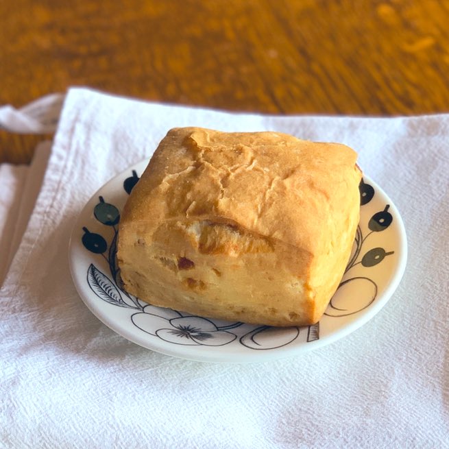 なかしましほ 今朝は豆漿と ローソンのホットビスケット 冷凍で 40秒チンしたらほかほかさっくり ケンタと私の 発酵 レシピはイースト Bp こちらはイーストのみなので一番パンぽい風味 ケンタとこちらは油脂がショートニングで近い食感 冷えた
