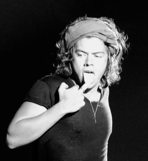 Harry Styles Flipping the Finger  A NECESSARY Thread (I DONT KNOW IF THIS HAS BEEN DONE IF IT HAS PLEASE KINDLY LMK)