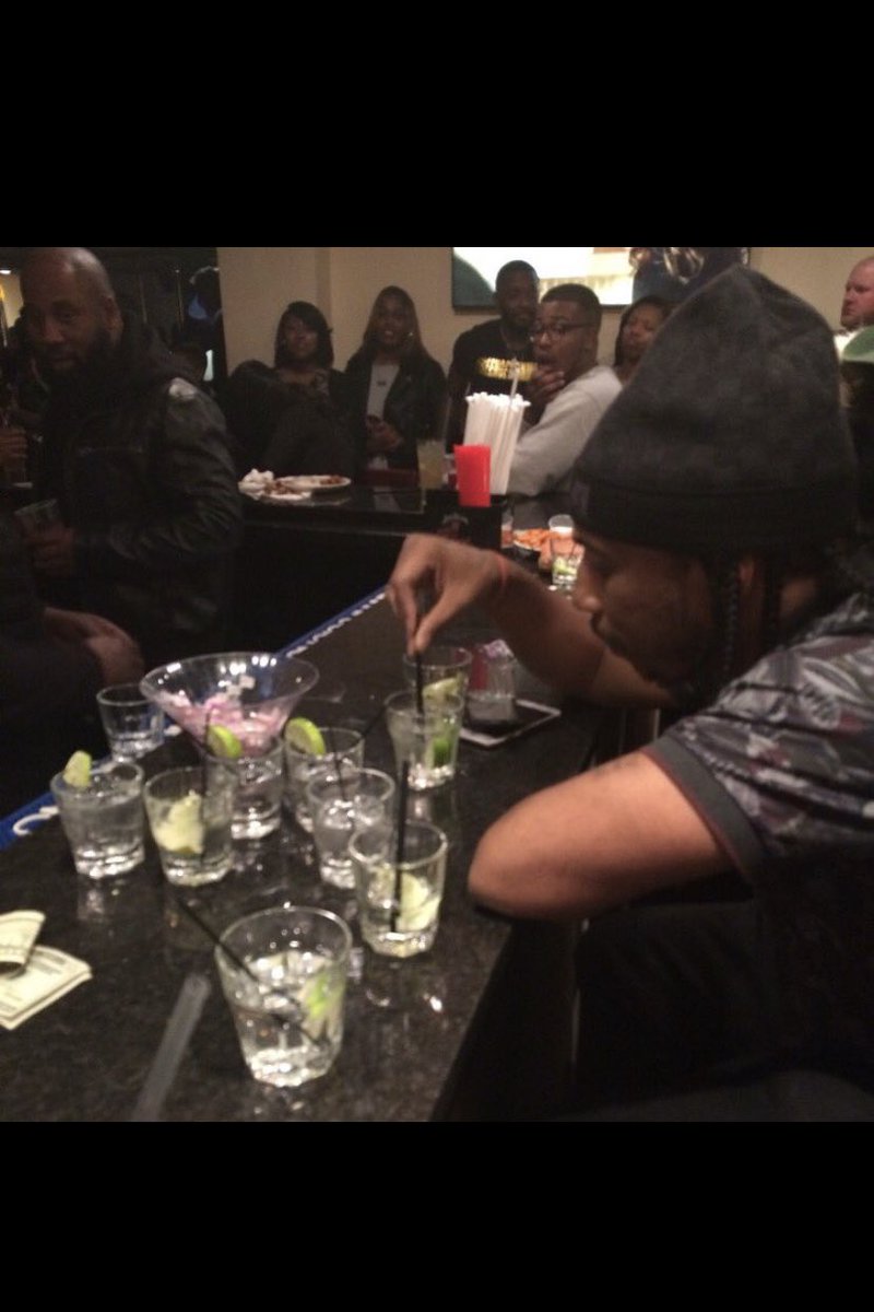 ojizzle1500's tweet photo. Fuck a shot🥃Man I need a few #freeOutside https://t.co/2gJKAmwqDw