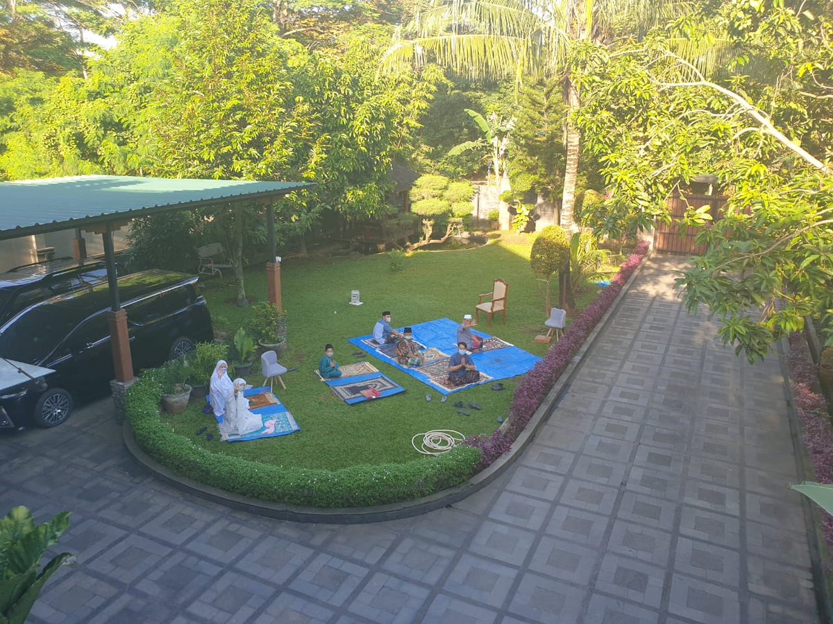 msaid_didu's tweet photo. Alhamdulillahirabbilalamin. Sholat Idul Fitri bersama istri, sopir, ART, langganan tukang sayur di halaman  rumah (biar serasa di lapangan) https://t.co/bgEmvckOR6