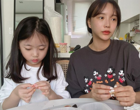 official_areum's tweet photo. 집에 조카가 놀러왔다. 내가 유튜버 인걸 알고있다. 
#ulzzang #zerobu https://t.co/sS9m0feKMN