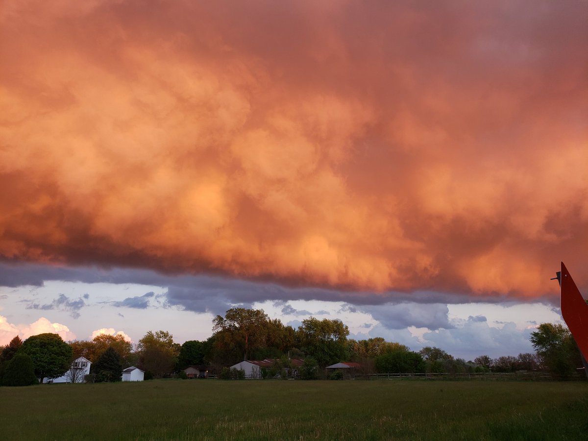juztGabe's tweet photo. Nice orange clouds moving pass Aurora. @MorganKolkmeyer @Skilling https://t.co/sVEC5E2hoN