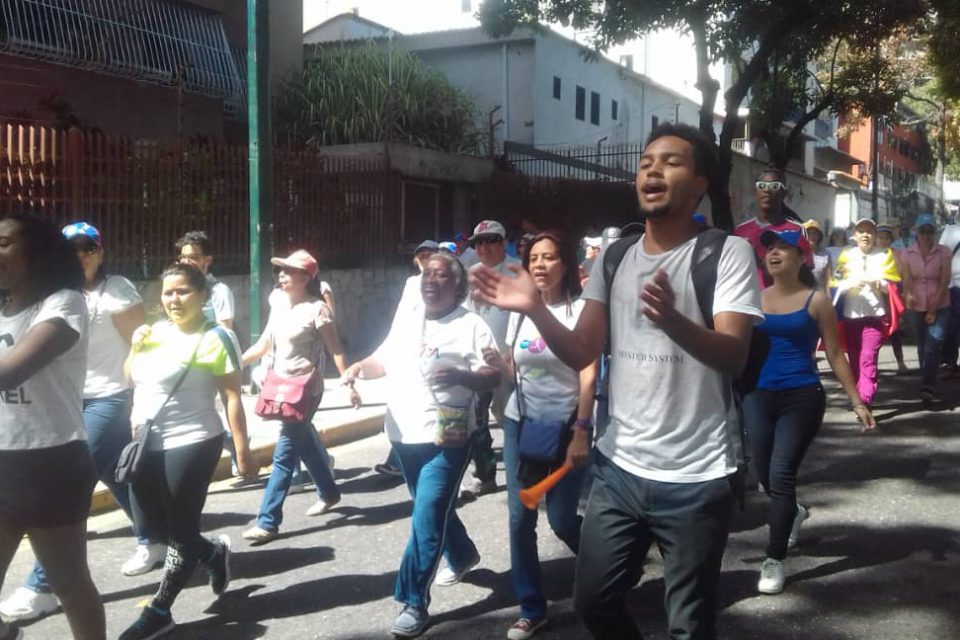 DiarioTalCual's tweet photo. Este #Sab23 tres tribunales de control del estado Lara dictaron privativa de libertad a 18 personas detenidas en protestas #TalCual #ClaroyRaspao #ProtestarEsUnDerecho https://t.co/rPiQchwyxa https://t.co/OUgn48fxsq
