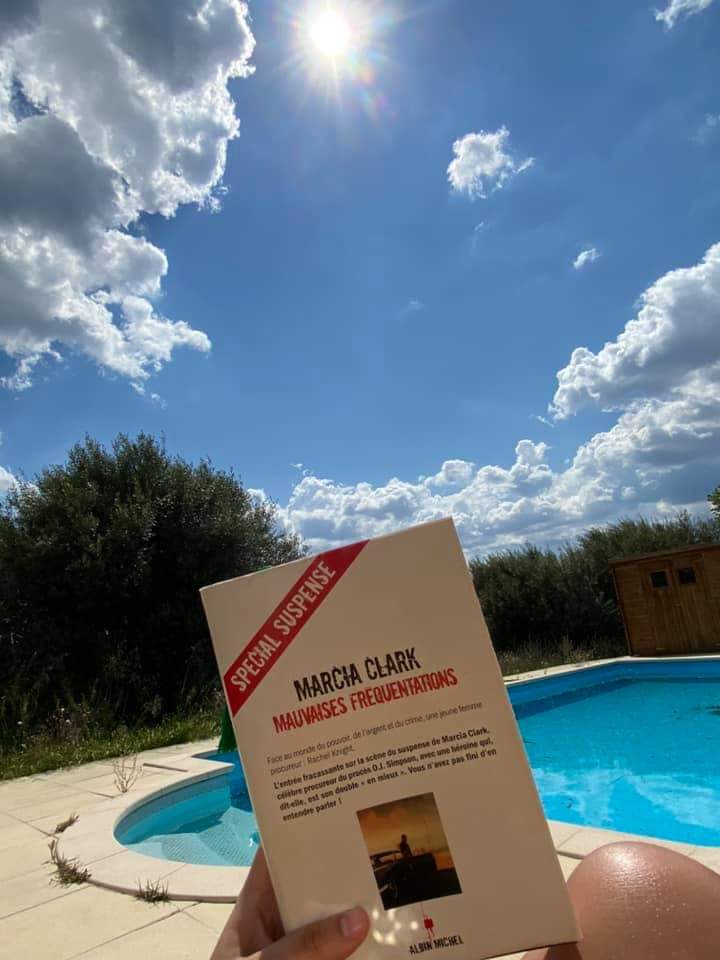 This may not meet the strict standards of a #shelfie -- but it sure is nice to look at! Thanks for sharing, <a href="/MarieCecileRts/">Marie-Cécile 🌈</a>. Hope you all have some (safe) fun in the sun this weekend! 😁☀️📚