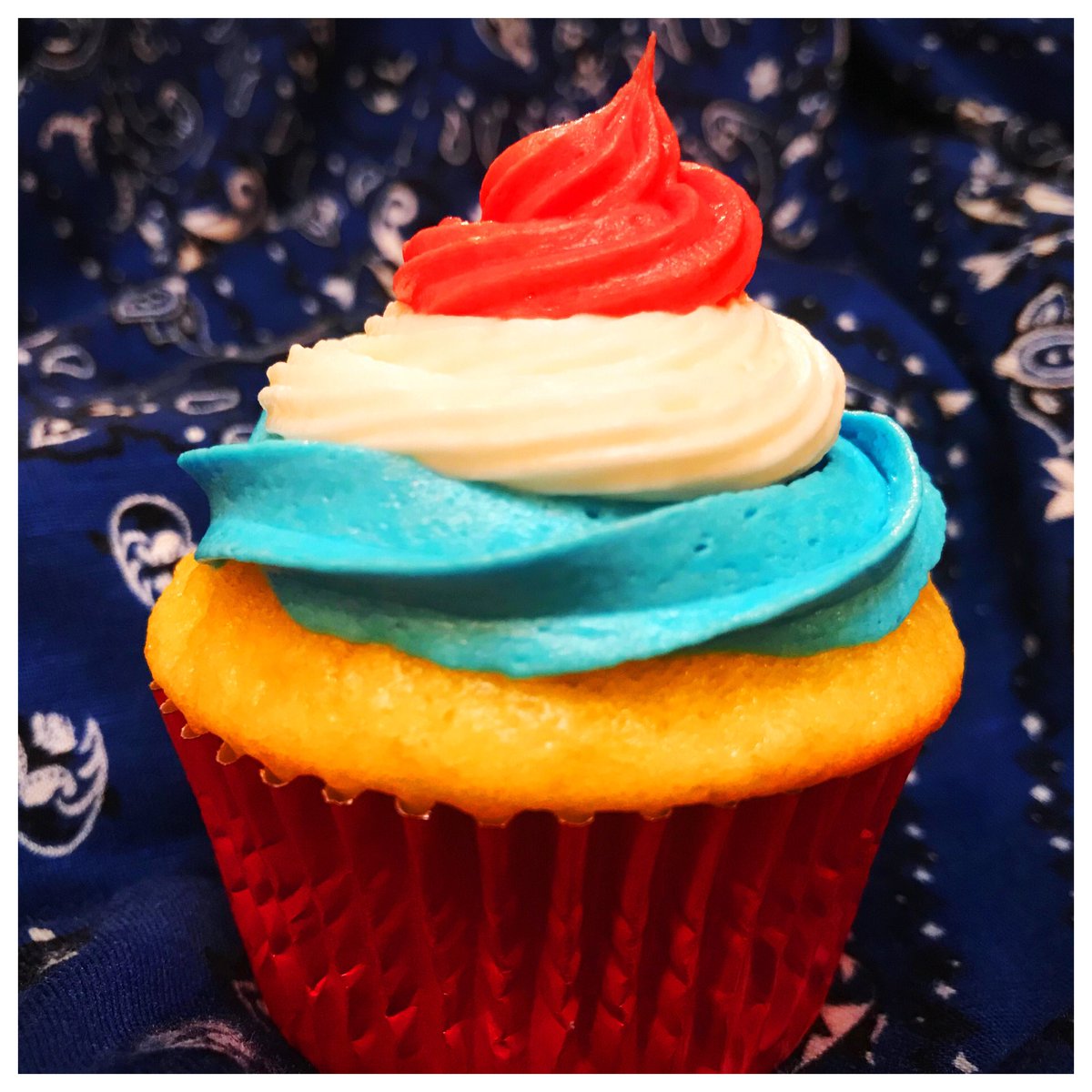 RaeAnderson11's tweet photo. There’s no @Rockies baseball so I just bake, like all the time. Bomb pop cupcakes: lemon lime cupcakes with blue raspberry, lime, and cherry frostings.  🧁⚾️🇺🇸 https://t.co/wpLn6JbCS3