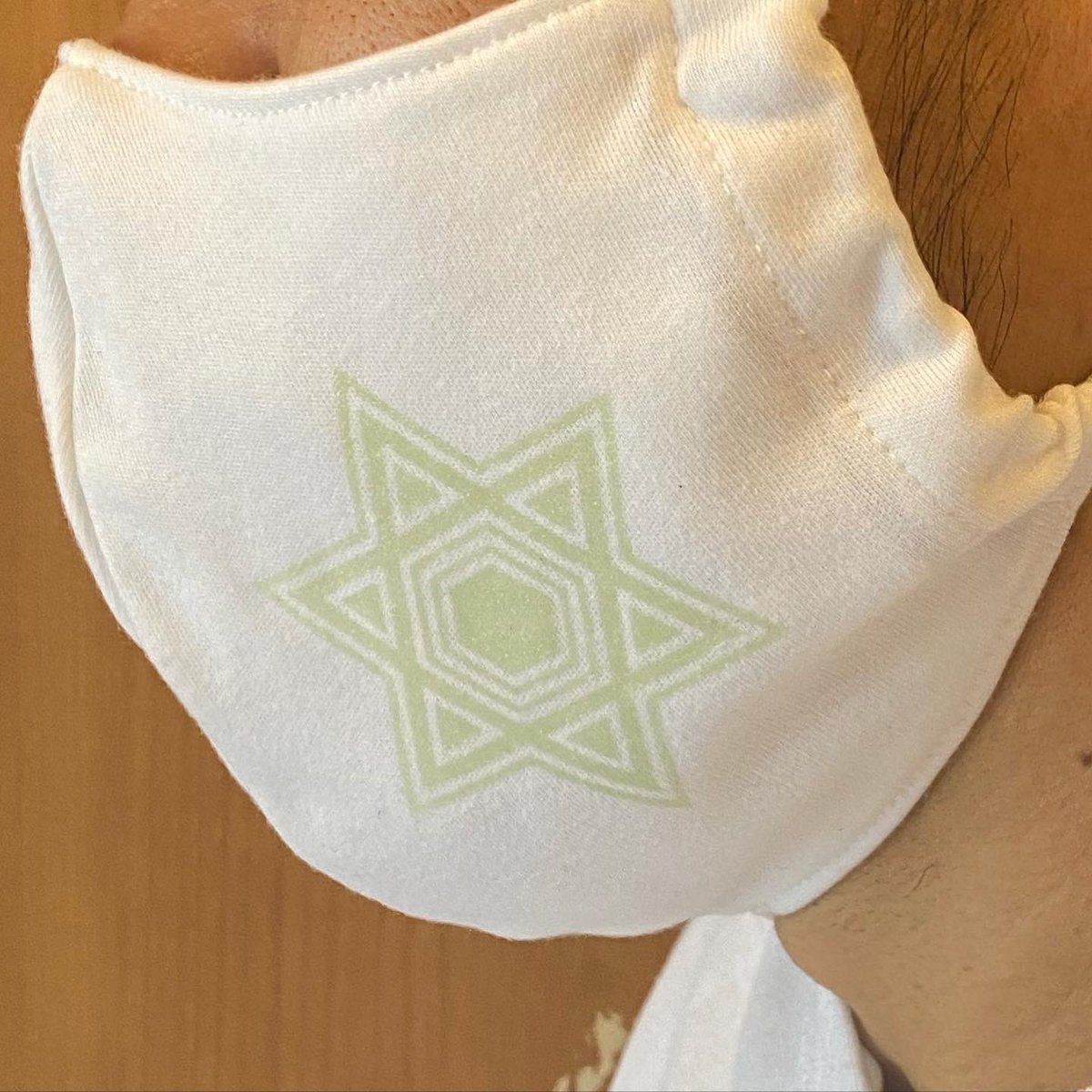 kirakiradepon's tweet photo. 紫外線を浴びるとロゴの色が変わる！5/28(木)12時より販売開始！ロゴ入りマスクを販売します。全部で4種類。リリース予定のブートレくん新作シールをマスク1枚につき1枚オマケします。オンラインショップで。
https://t.co/im0vDY3Z1Q

#ブートレくん #オリジナルマスク #ロゴ入りマスク https://t.co/YvlCckl4It