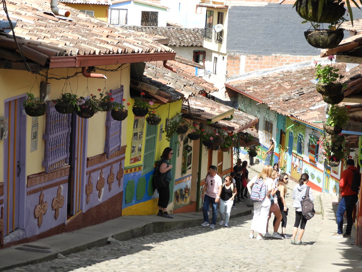 #QuédateEnCasa🏠 #JuntosAlaDistancia🤗

😎Gratos recuerdos de nuestros 🚶‍♂recorridos en #Guatapé🚎 - si nos cuidamos pronto volveremos a disfrutar de lo que más nos gusta #Viajar🚎

🤗Disfruta desde casa hermosas postales de nuestros destinos.🌴🌴
#Viajar #Amigos😎 #Guatapé