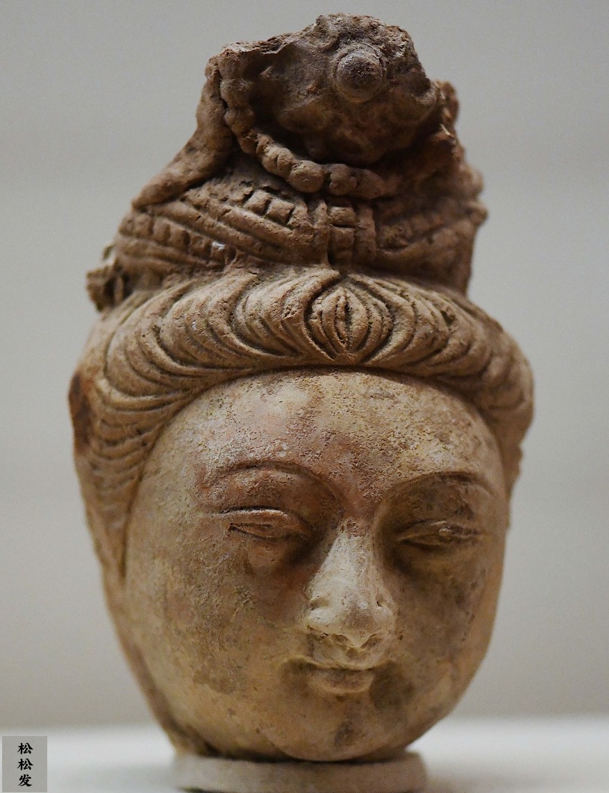 After Xianbei rulers converted to Buddhism & made it a state religion, they imported Buddhist art from all across the Silk Road, not just Central Asia, but NW & South China. L: A head excavated at the site of a royal pagoda in the city. R: similar head found in Karasahr, Xinjiang