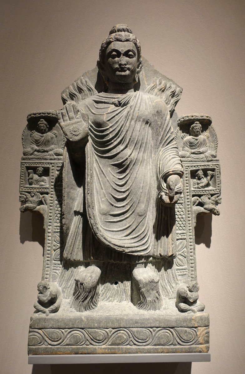 L: Buddha statue in one of the monumental cave chapels sponsored by Xianbei emperors on the city's outskirts (Yungang), dressed in Chinese-style robe & backed by a flaming halo derived from Zoroastrian worship of fire. R: similar statues in Central Asia were called "Buddha-Mazda"