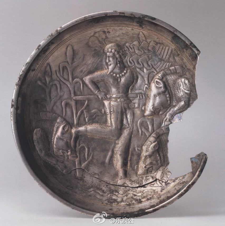 L: Silver plate with a royal figure hunting boars, unearthed in the tomb of a high-ranking general, possibly a gift granted by the Northern Wei emperor. R: Plate from Afghanistan with an almost identical composition, made when Central Asia was under the rule of Sasanian Persia.