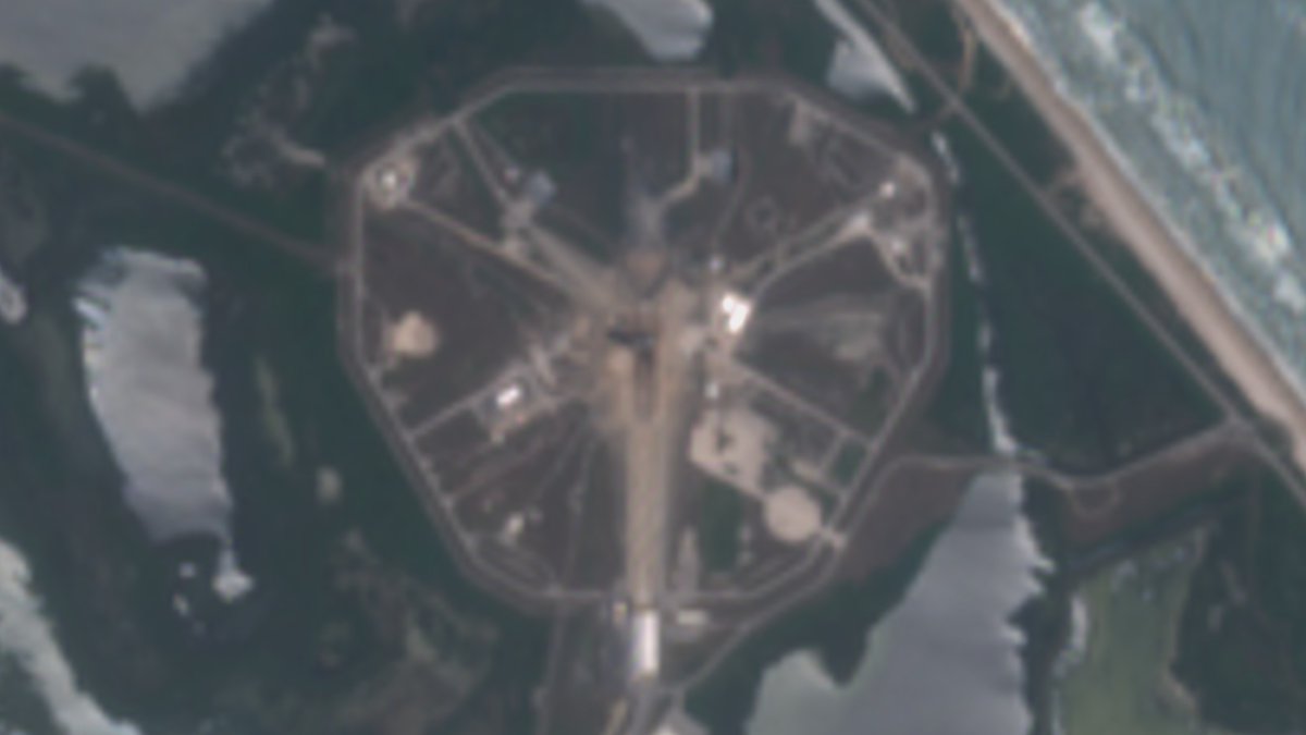 There was a light cloud over the area during the pass today so we don't have the clearest images, but here's LC-39A with Falcon 9 and Crew Dragon on the pad  And incredible images from  @Maxar  https://twitter.com/Maxar/status/1264366032174579722?s=20