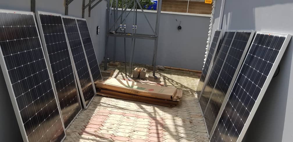 EnergyInnox's tweet photo. Solar Canopies Project, Iyana Ipaja, Lagos
.
We are onsite the successful installation and commissioning of solar canopies in Iyana-Ipaja area of Lagos, the system utilizes eight (8) 300W solar panels.
.
#AskInnox
#SolarInNigeria
#SolarInLagos https://t.co/p64hq1aItW