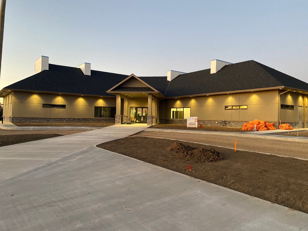 cpgajeff's tweet photo. As the Clubhouse Project at #NorthridgeMunicipal nears completion I thought I would share this pic of the Clubhouse with the exterior pot lights on - we can’t wait to welcome all our Members and Patrons into the Clubhouse when the time is right - #CityofBrantford, #MunicipalGolf https://t.co/vfV1Zxfy2C