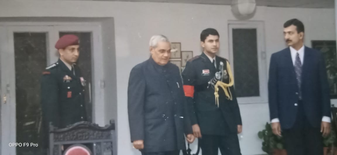 Later was deputed as Aide-De-Camp to the chief of Army staff  @Vedmalik1 and by then was decorated bar to SENA MEDAL for combating terrorist. "He set an Example to and inspired young officer", says General Malik who admired hm a lot #HappyBirthdayMajSudhirWalia #KnowYourHeroes