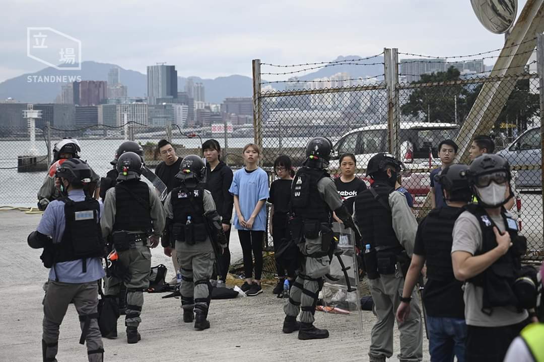 立場【1500】警方在紅隧港島入口外截查多名市民，至今未獲放行。不斷更新報道： https://bit.ly/2yu807R 銅鑼灣現場直播： https://bit.ly/3bXK6z6  #HKPoliceTerrorists  #HKPoliceState  #hongkong