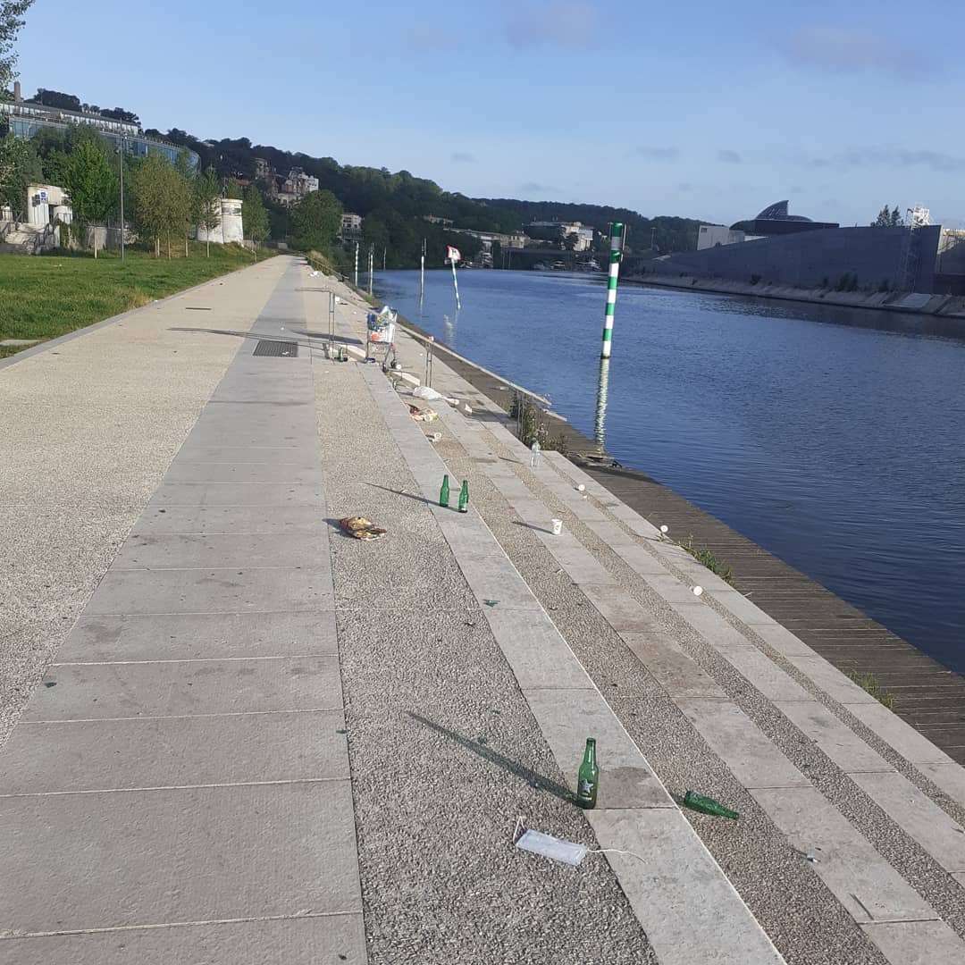 Il est où le respect, elle est où l'éducation?! Aucune excuse... Vous êtes des gros cons.