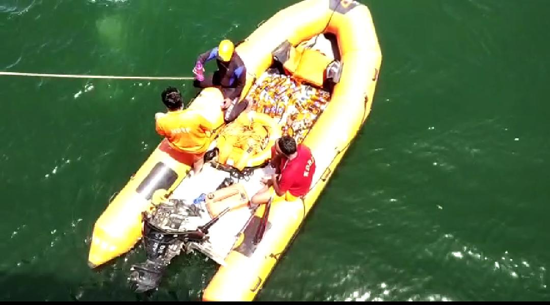 satishjha's tweet photo. In dry #Gujarat, a dive team of National Disaster Response Force searching for liquor bottles dumped in a canal in Mehsana, north Gujarat. Over 100 bottles, alleged to have been stolen from police station, have been recovered since yesterday @DeccanHerald https://t.co/bKtoazacHf