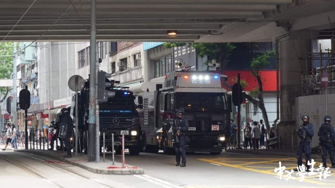 【灣仔】5.24反國安法大遊行【1423】水炮車及裝甲車暫時停泊鵝頸橋，裝甲車上有速龍小隊，逾10名速龍落地，示威者暫退至波斯富街天橋底。中大學生報  #HKPoliceTerrorists  #HKPoliceState