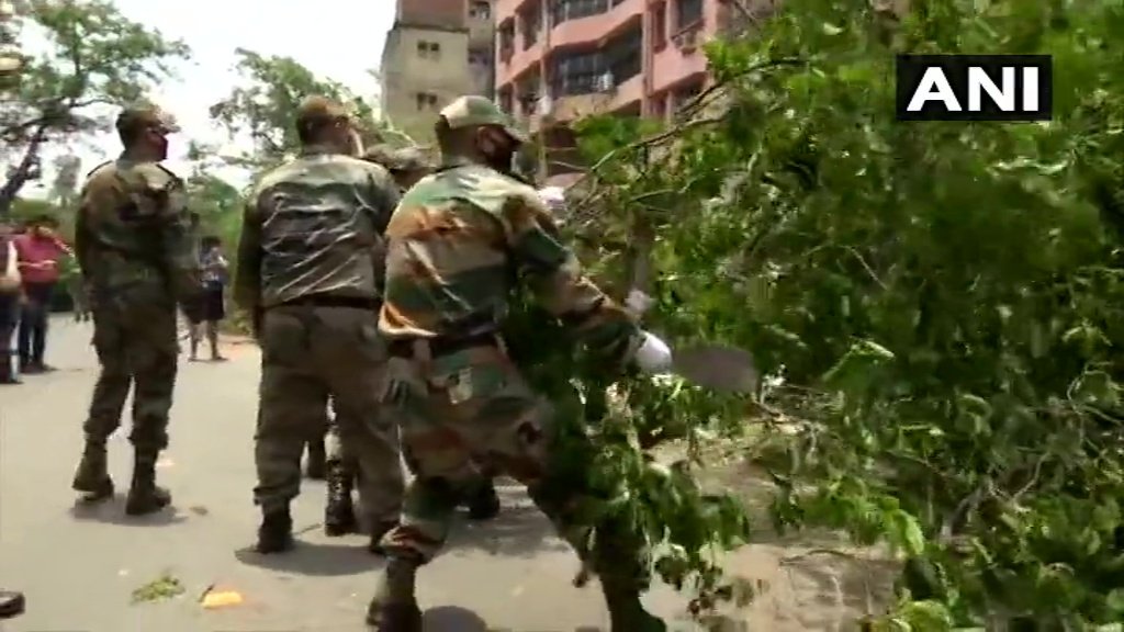 ndtv's tweet photo. Indian Army and NDRF conduct restoration work in south Kolkata (ANI) 

#CycloneAmphan https://t.co/9nFAYoLPlP