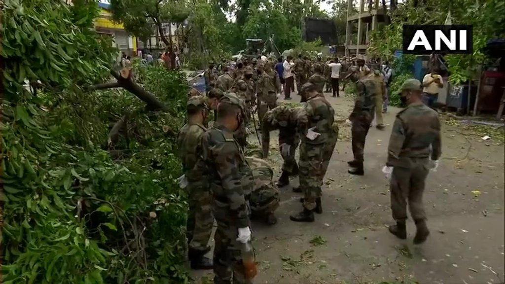ndtv's tweet photo. Indian Army and NDRF conduct restoration work in south Kolkata (ANI) 

#CycloneAmphan https://t.co/9nFAYoLPlP
