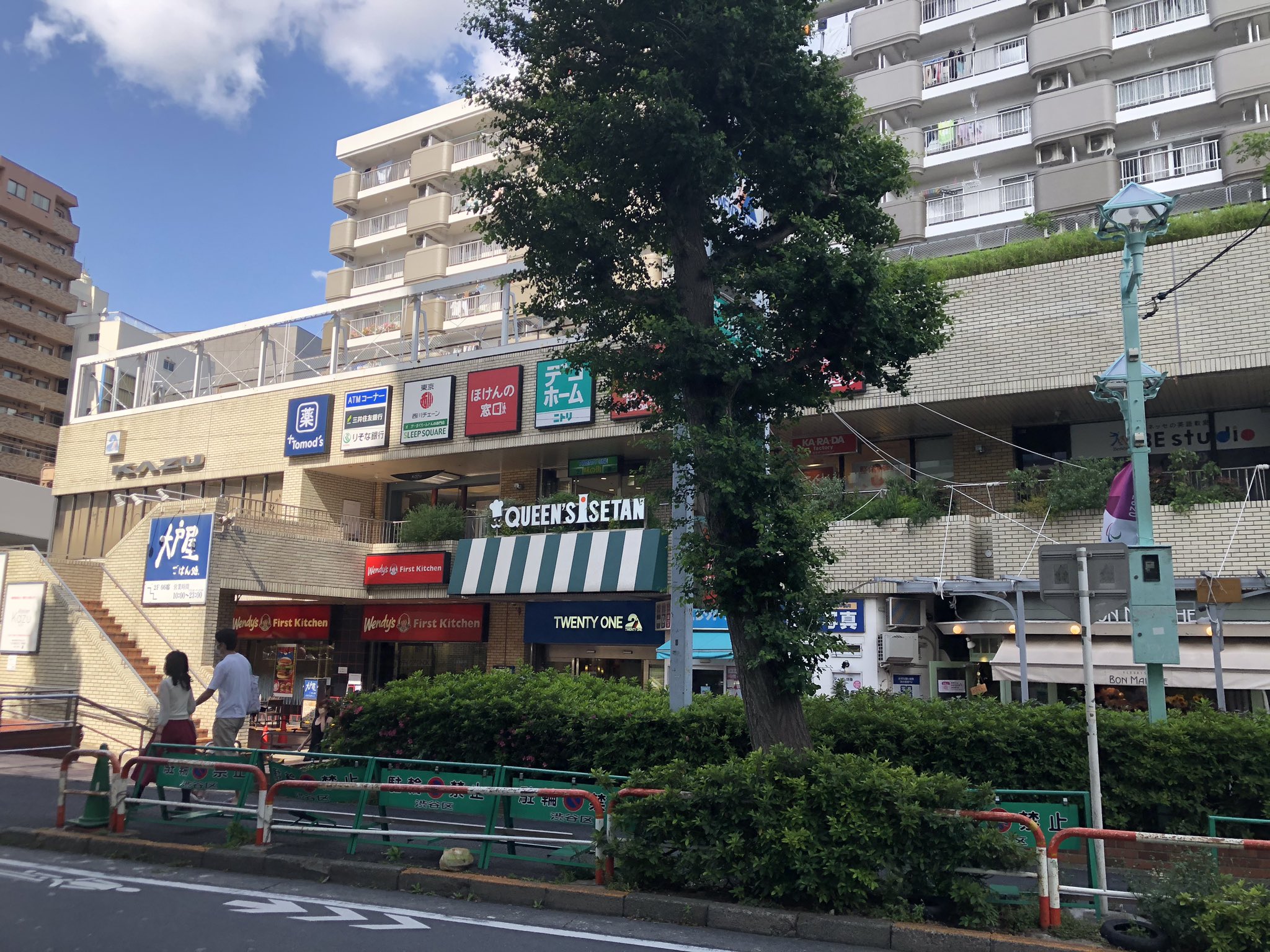クロさん 観音通りと笹塚 駅前 モール21はクイーンズ伊勢丹やファーストキッチンなど一部店舗を除き休業中 明日25日から営業再開 ニトリで枕買いたかったのに 残念 W 笑 渋谷区 笹塚 フレンテ笹塚 メルクマーク京王笹塚 Twentyone クロさん歩