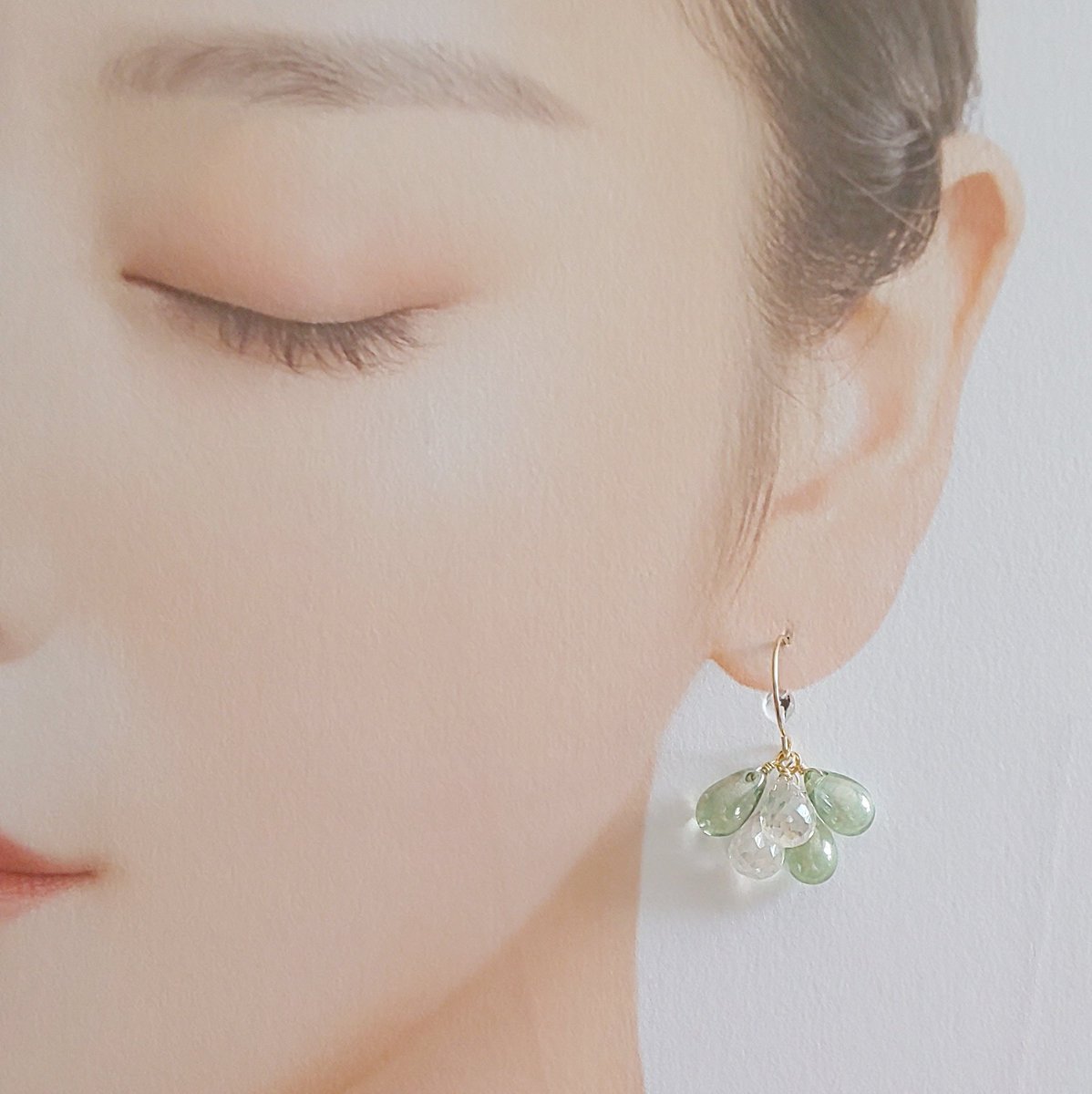 AtelierJasmin's tweet photo. 新作✨オリーブカラーとクリスタルのしずくピアス💕
清涼感たっぷりで、まるで森林浴をしているかのよう���優しい癒しカラー❗️
上品で爽やかな大人素敵なピアスです✨
creema、minneで販売中です💕
#ハンドメイドアクセサリー #オリーブカラー #森林浴 #初夏の風
#creemaで販売中 #minneで販売中 https://t.co/xJU6VkmtlS