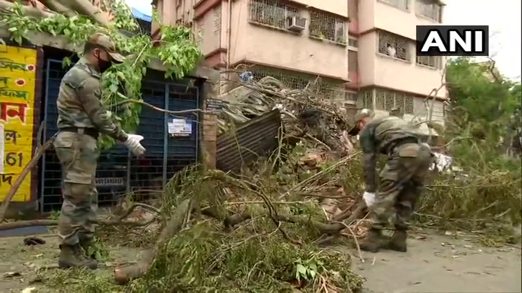 TOIKolkata's tweet image. West Bengal: Indian Army and NDRF conduct restoration work at Purna Das road in south Kolkata #CycloneAmphanUpdate #cyloneamphan