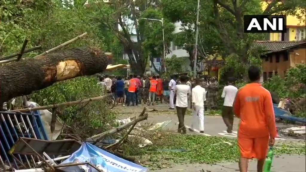 TOIKolkata's tweet image. West Bengal: Indian Army and NDRF conduct restoration work at Purna Das road in south Kolkata #CycloneAmphanUpdate #cyloneamphan