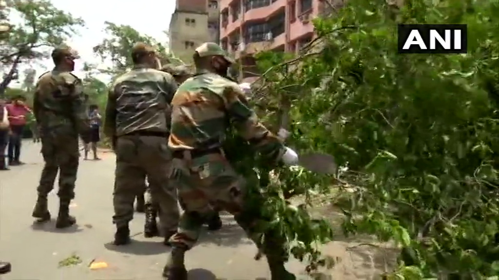 TOIKolkata's tweet image. West Bengal: Indian Army and NDRF conduct restoration work at Purna Das road in south Kolkata #CycloneAmphanUpdate #cyloneamphan