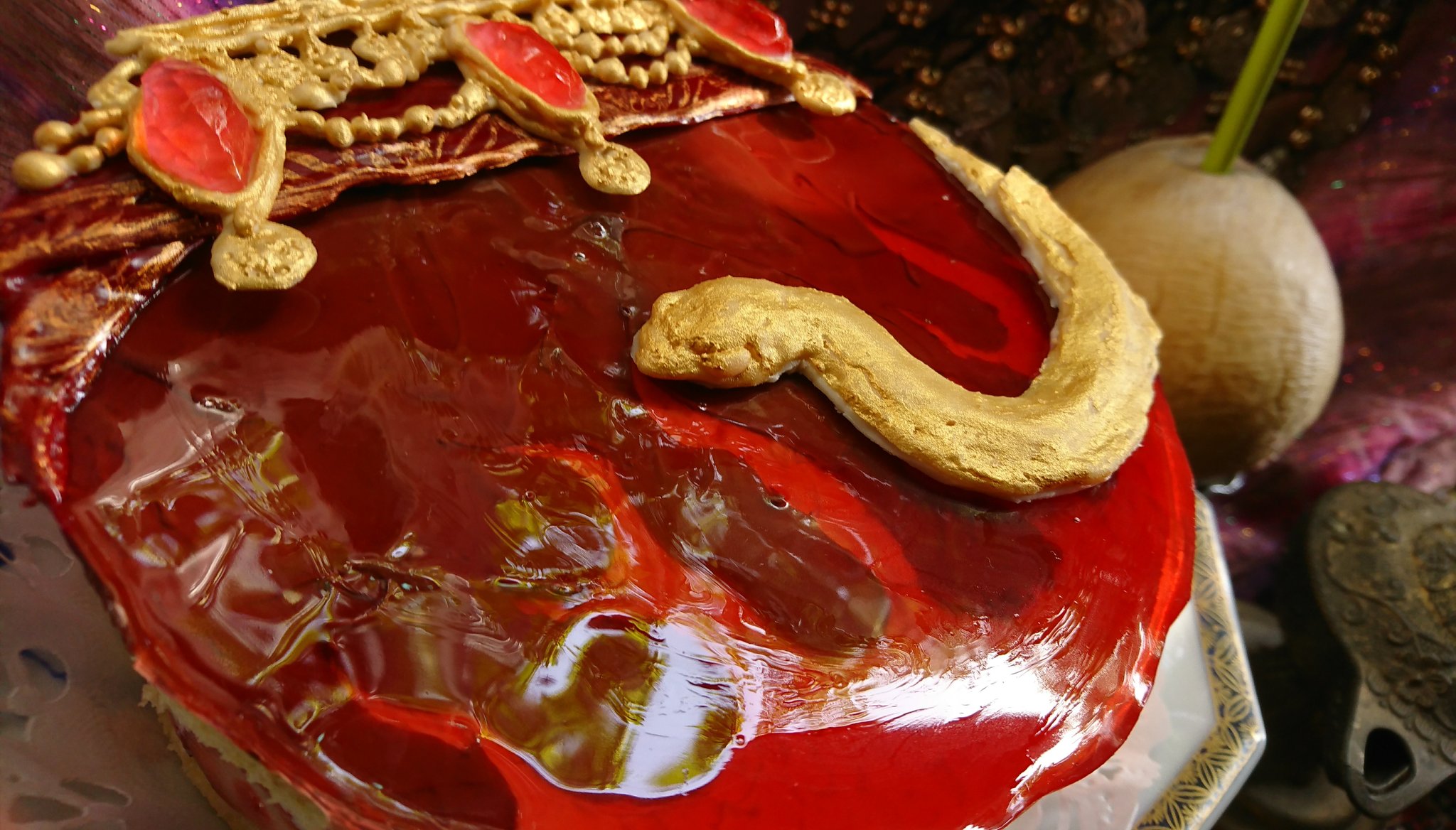 白神 カリムのターバンはミルクチョコに食紅混ぜて整形してから製菓用ゴールドパウダーで模様書いた 頭飾りはアイシング 宝石は琥珀糖 ジャミルの蛇はアイシングだけど ナパージュで溶けないように裏側に薄くホワイトチョコをひいてある T